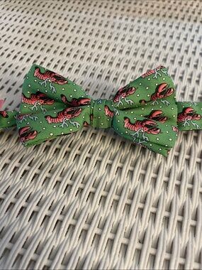 Vineyard Vines Green Bow Tie with Pink Label and Lobster Motif